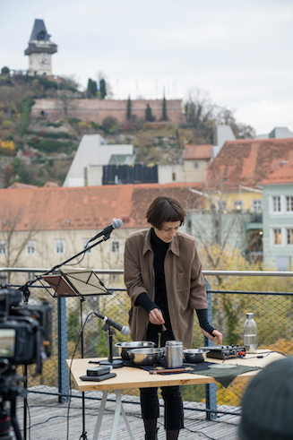 Performative Lesung<br>
Luzie Meyer: Towers<br>
8.11.2025<br>
Foto: Natascha Reiterer